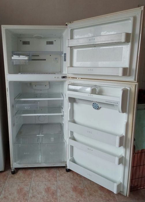 Продам холодильник LG модель GR-R562JVQA .