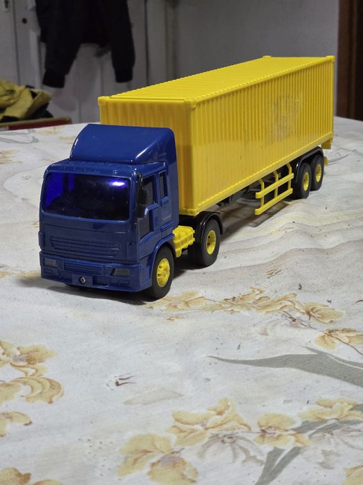 Camião do LIDL amarelo