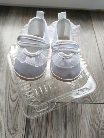 Białe buciki na chrzest dla dziewczynki 10.5 cm eleganckie falbanka