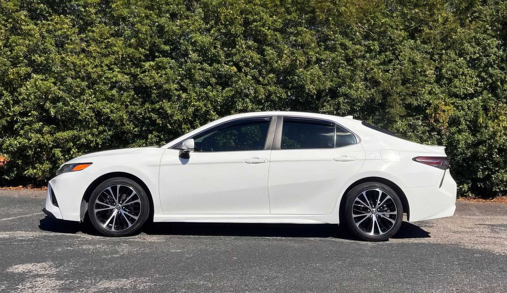 Toyota Camry SE      2020