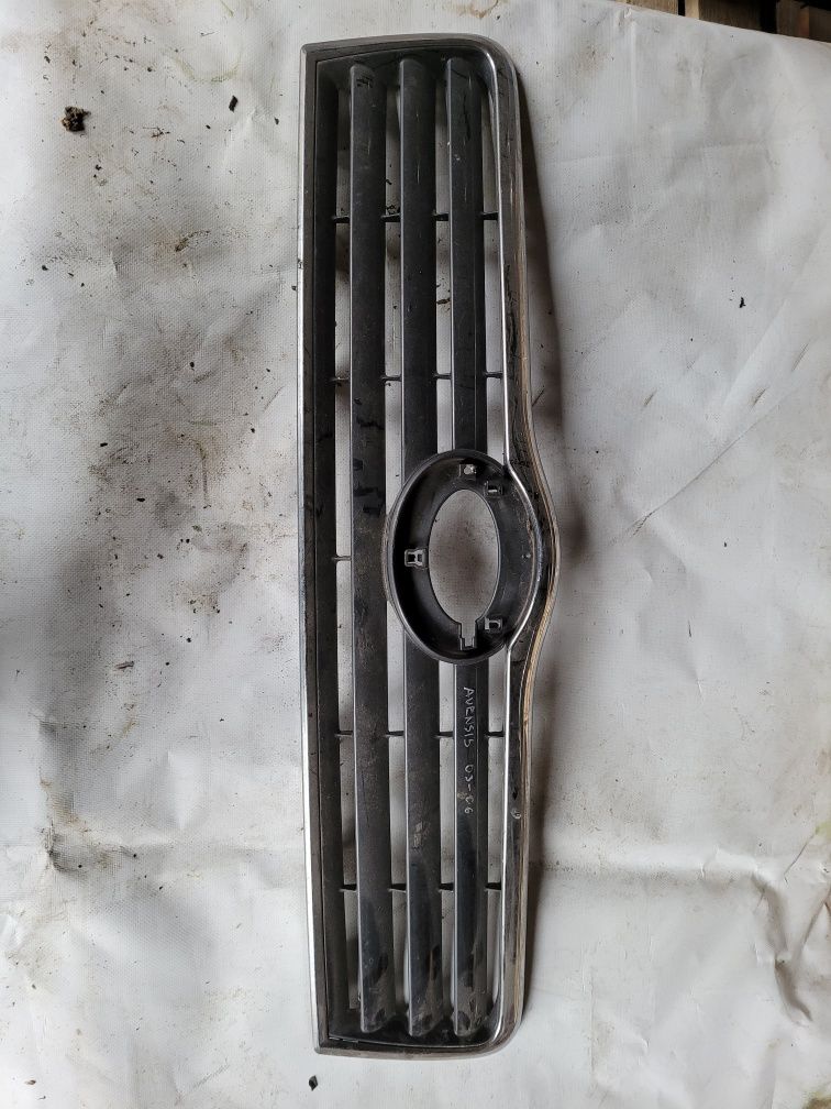 Toyota Avensis atrapa grill