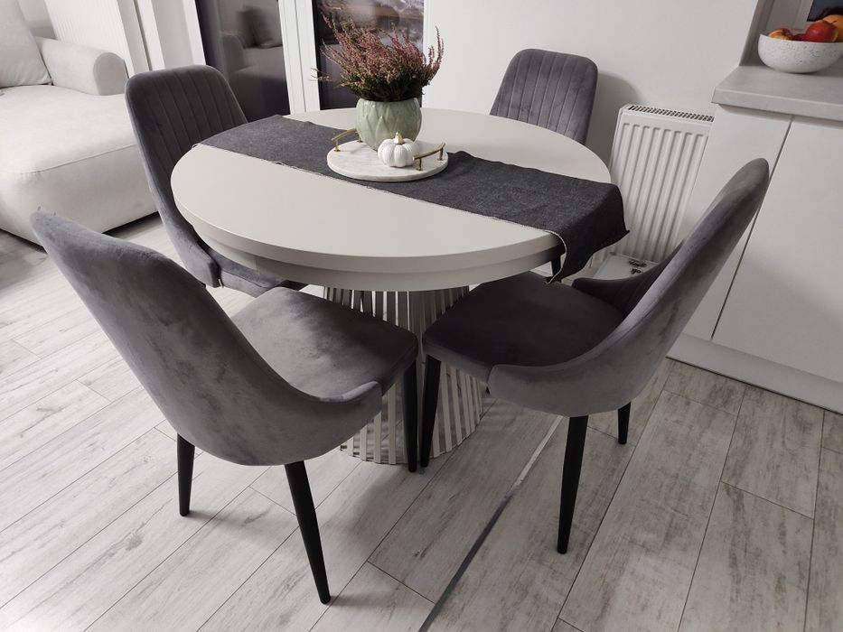 Zestaw bardzo ładnych 4 krzeseł do salonu jadalni krzesła Homla