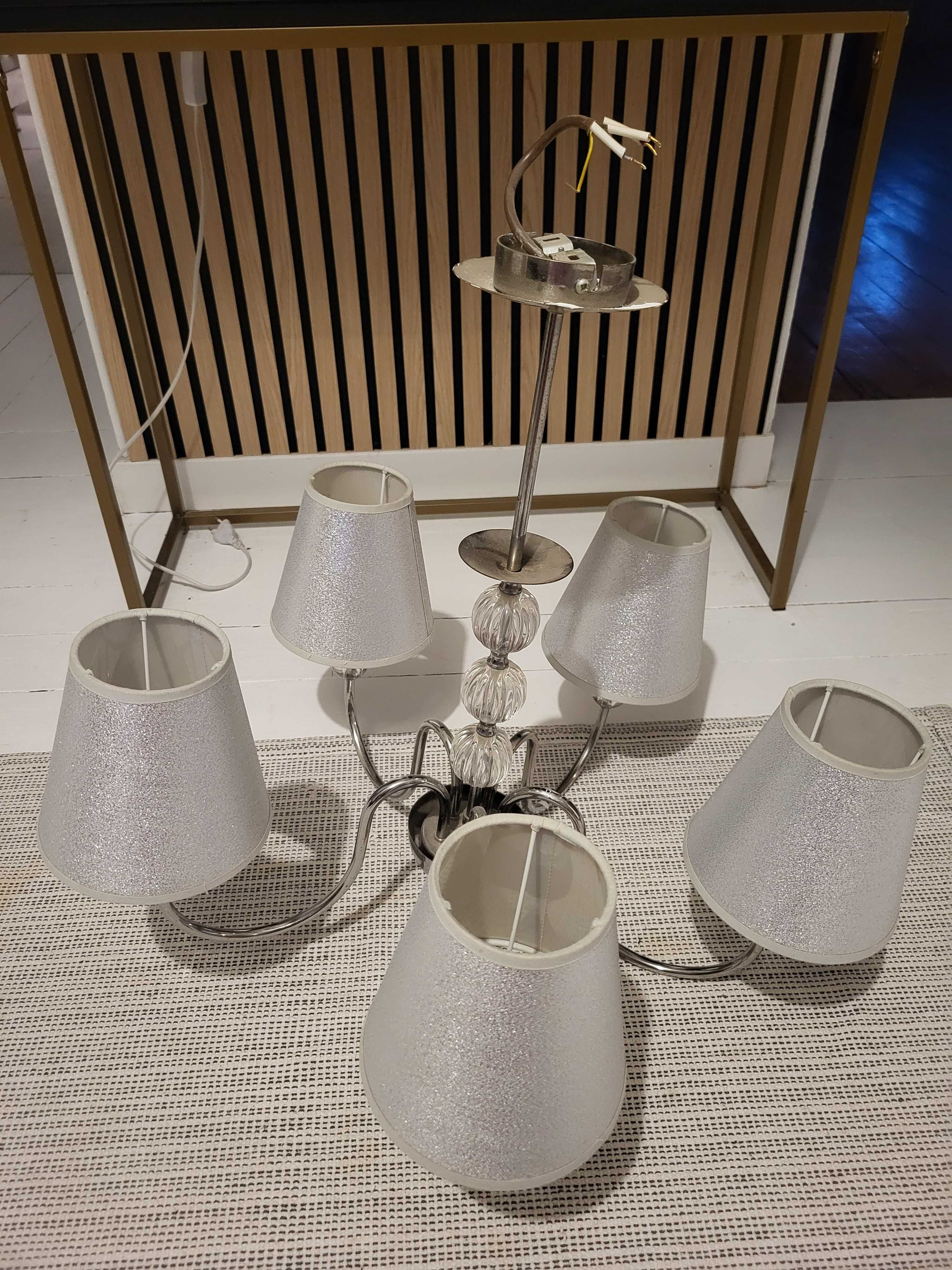 Lampa srebrna z elementami imitujacymi diamenty