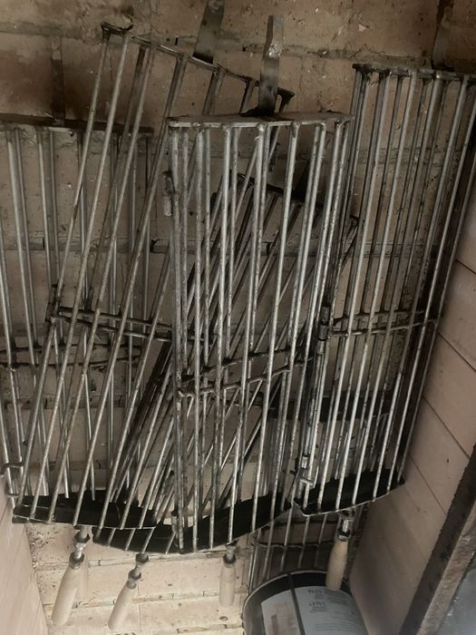 Tres grelhadores a carvao