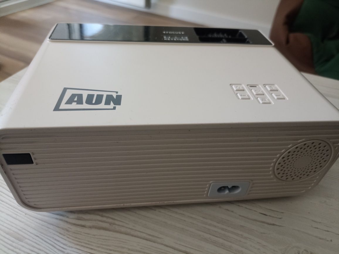 Продам б/у проектор AUN D60