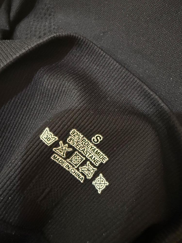 Obcisłe modelujące czarne legginsy dopasowane w stylu push up