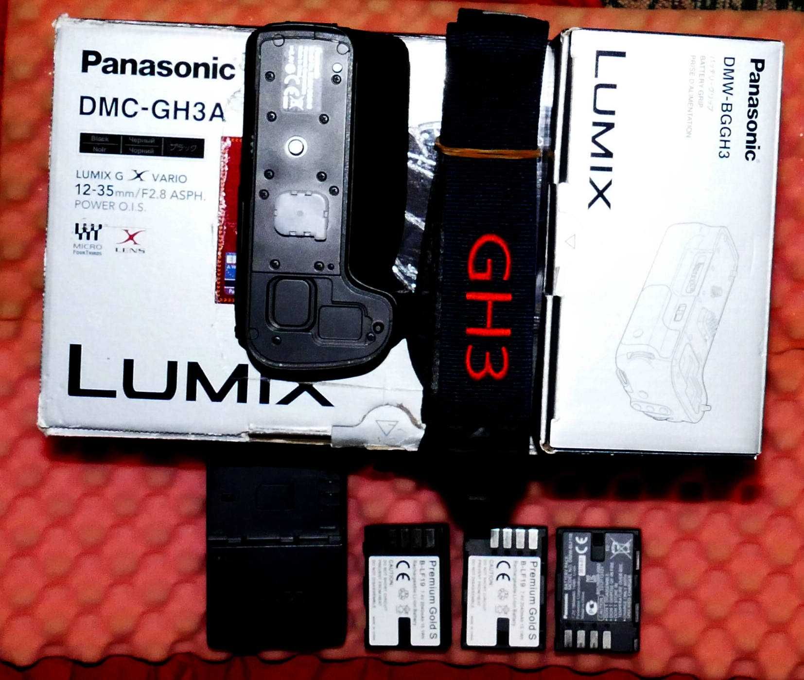 PANASONIC LUMIX DMC-GH3 z obiektywem oraz oryginalnym gripem