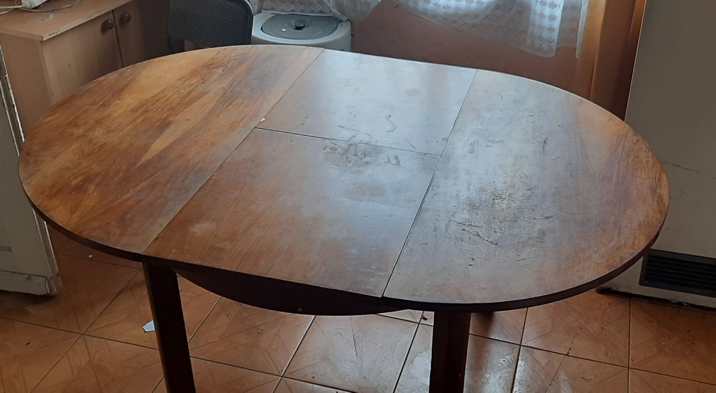 Okrągły rozkładany stół z litego drewna. Lata 50 XX wieku