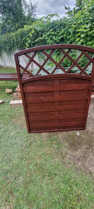 Płot lamelowy drewniany łuk i wklesły