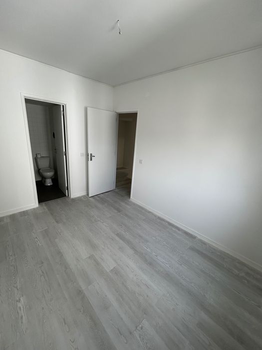 Apartamento T3 sem móveis remodelado no Monte Estoril-Arrendamento