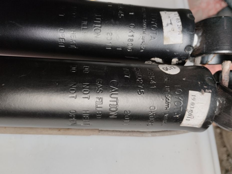 Toyota Hilux. Тойота Хайлюкс. Задні амортизатори.