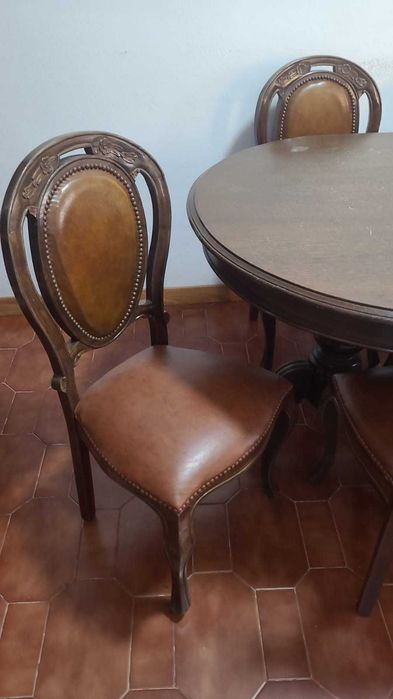 Mesa madeira estilo antigo com 6 cadeiras estofadas