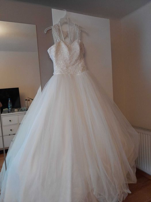 Lekka suknia ślubna w typie księżniczki. Serdecznie polecam