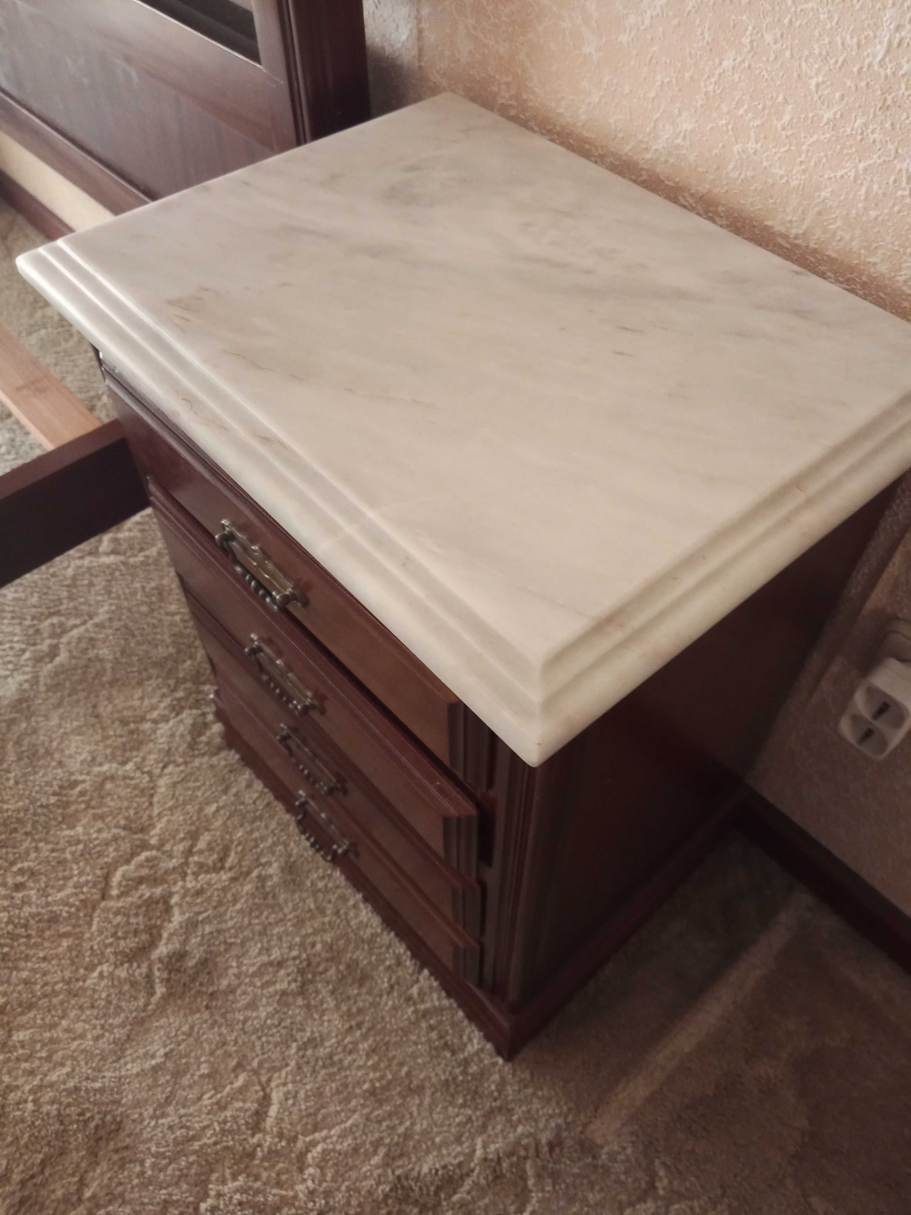 1x Cómoda + 2 mesas de cabeceira com tampos em mármore