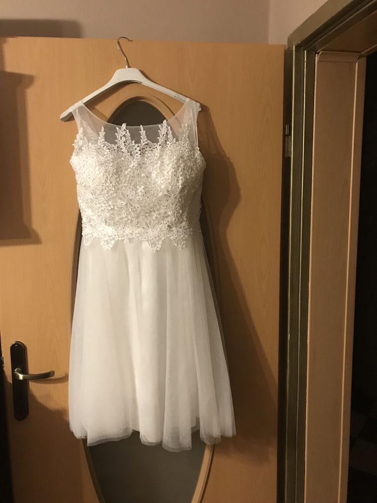 Sukienka biała w rozmiarze 38