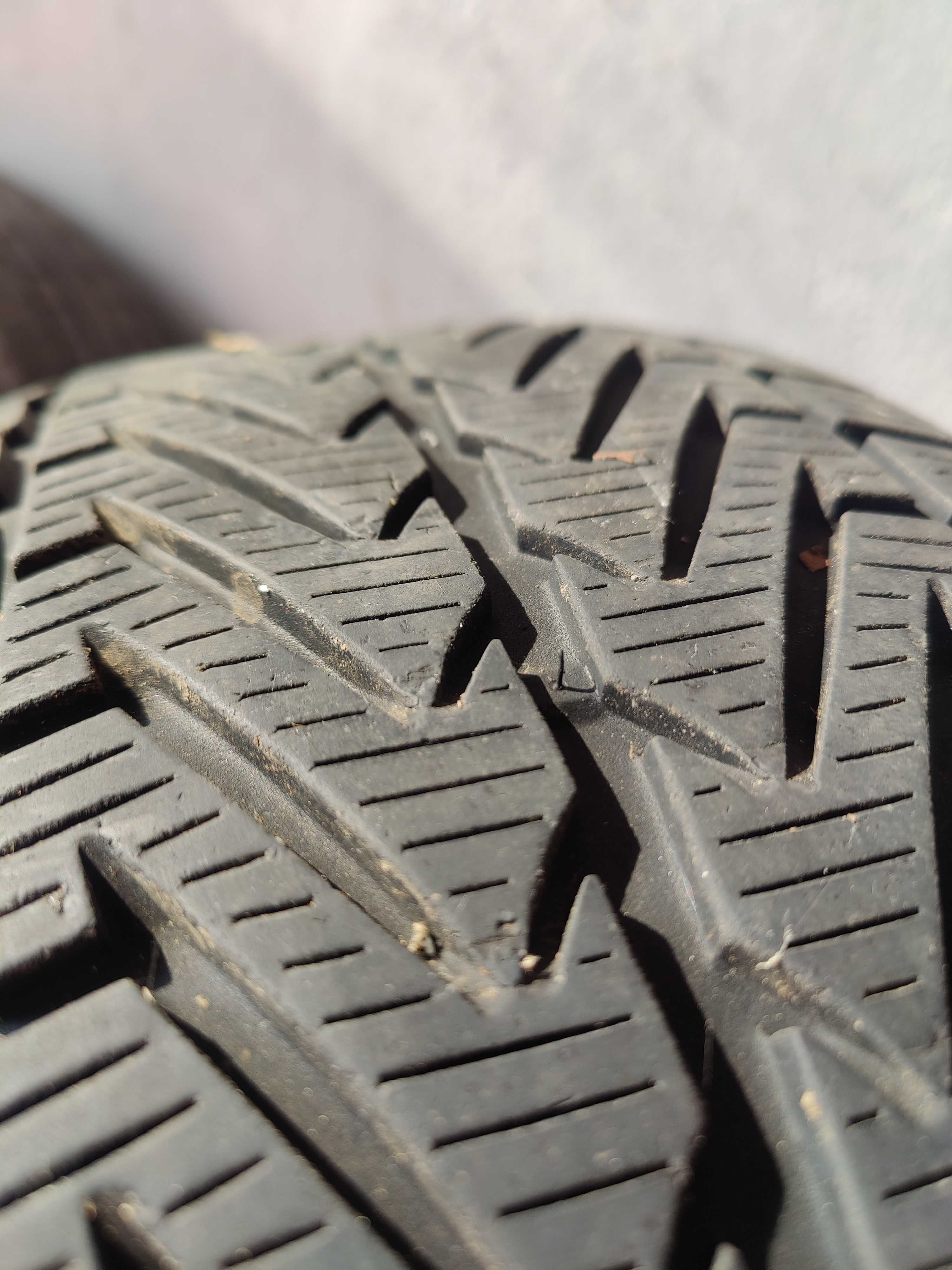2x Opony zimowe Vredestein 235/60 R17