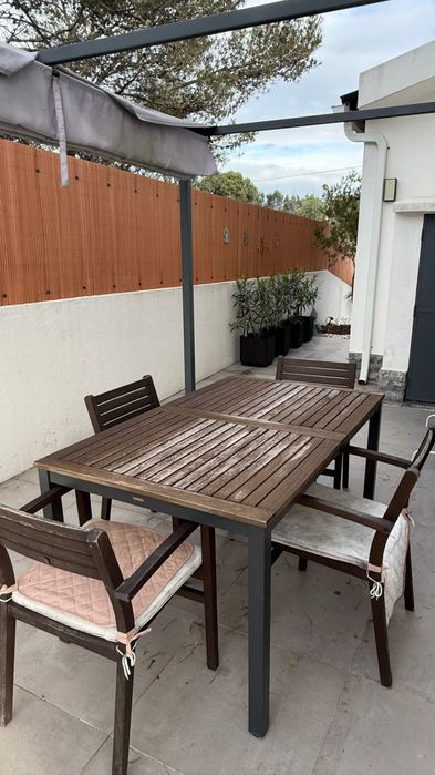 Mesa de jardim com 4 cadeiras em óptimo estado.Madeira certificada .
