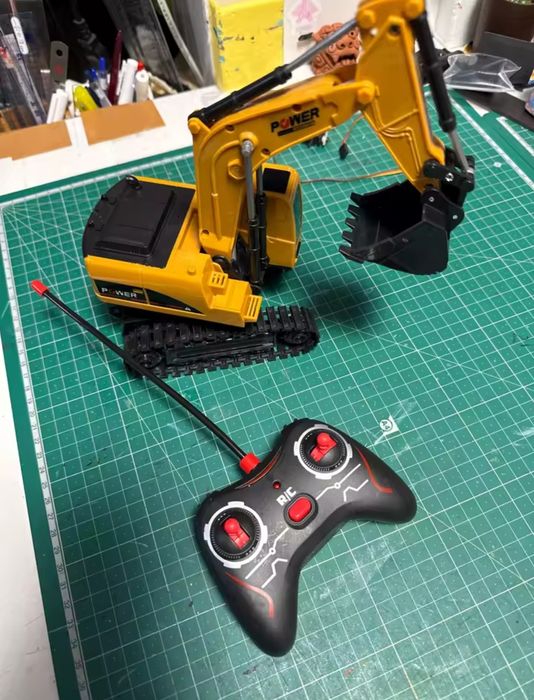 Екскаватор на радіокермуванні