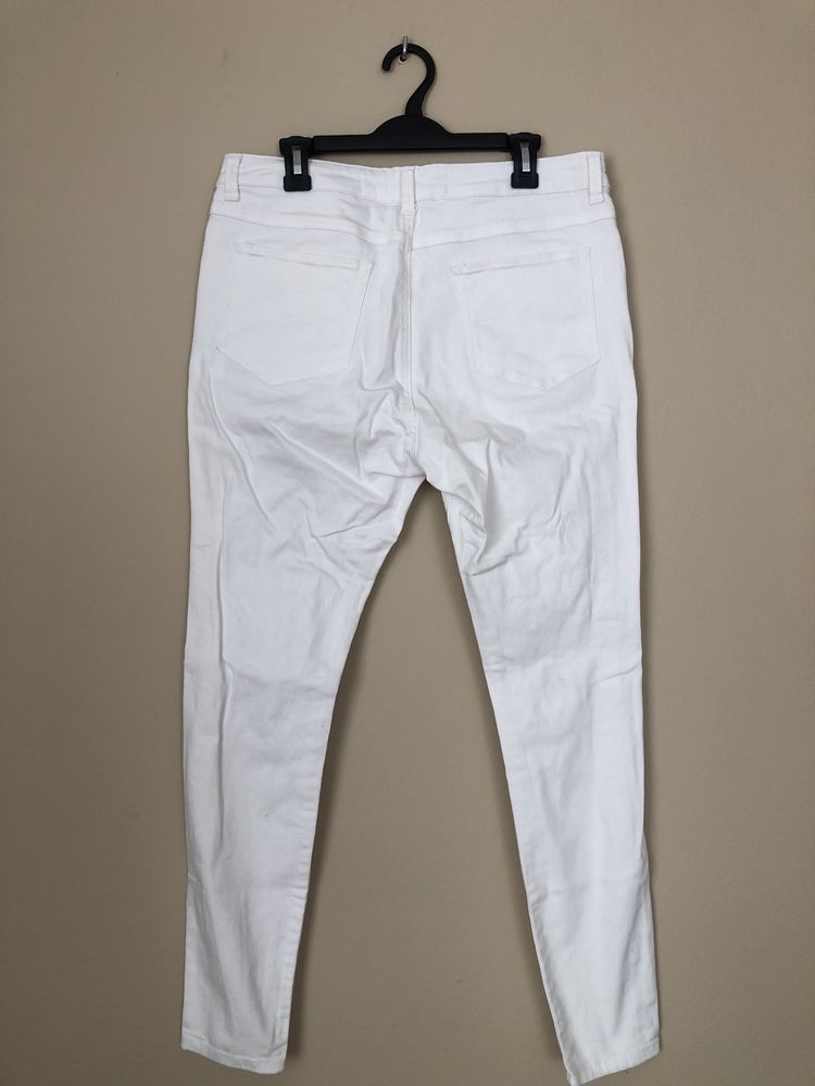Spodnie 44 Uk 16 białe podarte z dziurami Denim Co.