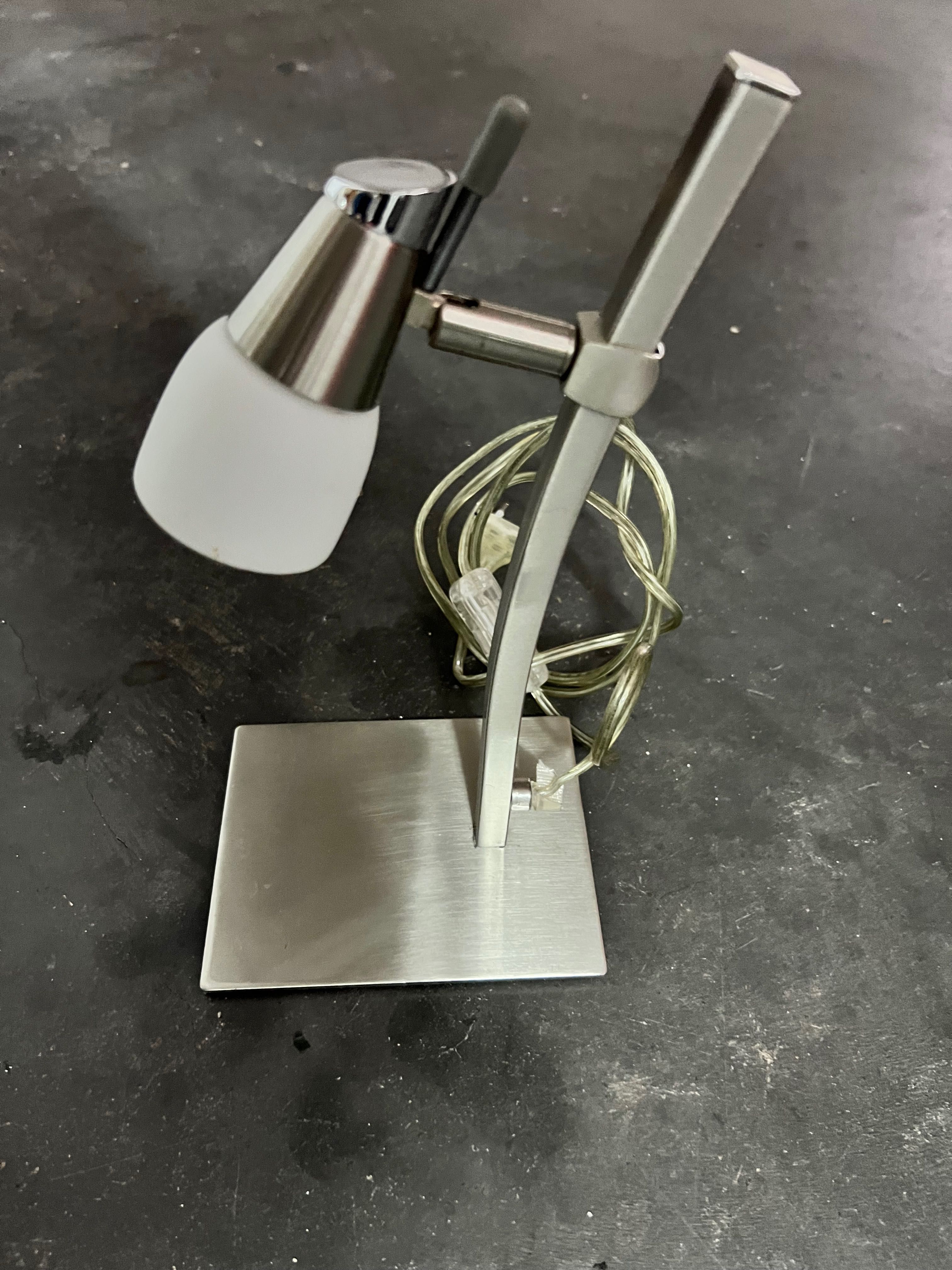 Candeeiros de mesa de cabeceira ou escritório em inox 18.