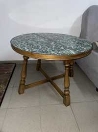 Stół okrągły z drewnianym blatem imitujący zielony marmur