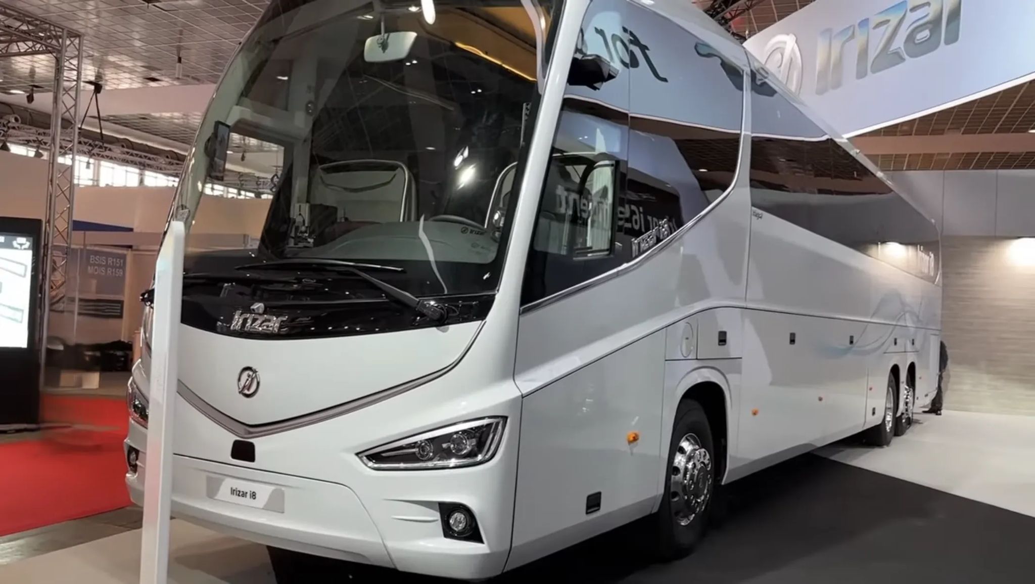 Irizar i8, 67+1+1  IRIZAR i8, 69 miejsc (67+1+1)