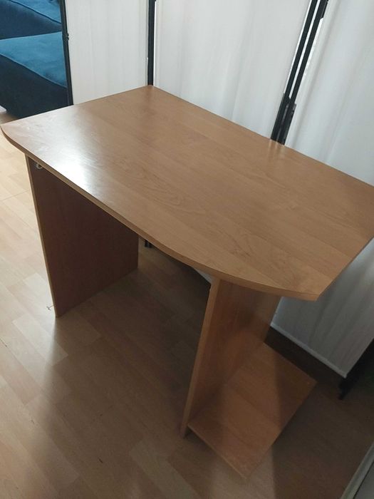 Sprzedam biurko , kolor drewna- beżowe
