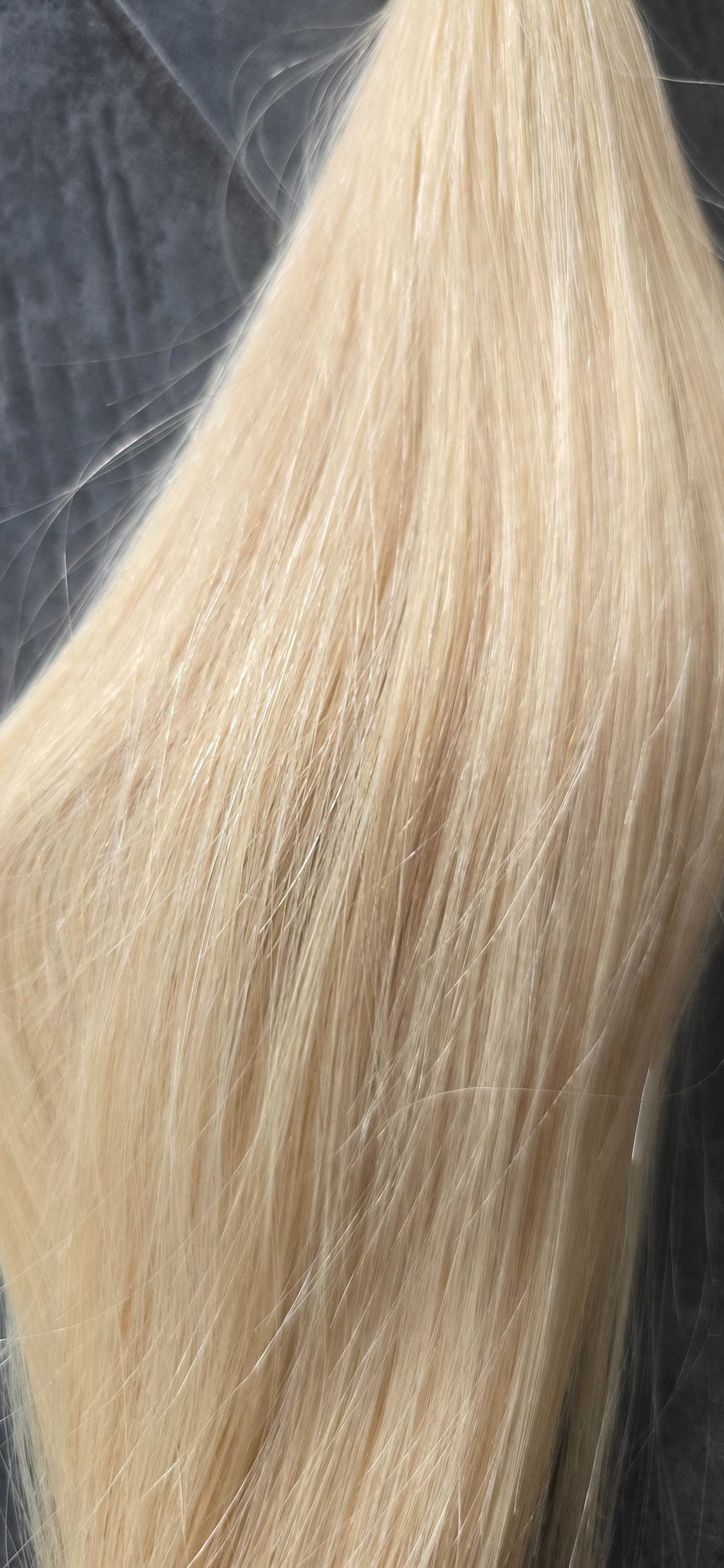 Włosy naturalne bardzo jasny blond 57cm waga 86 gram.