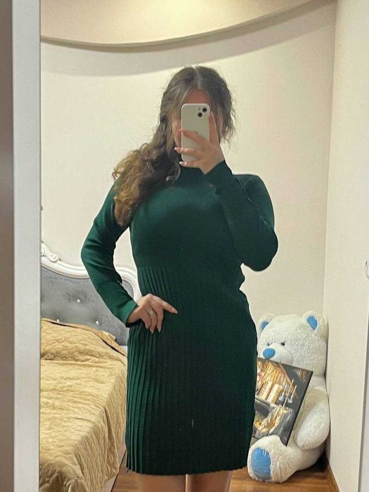 Зелена облягаюча сукня