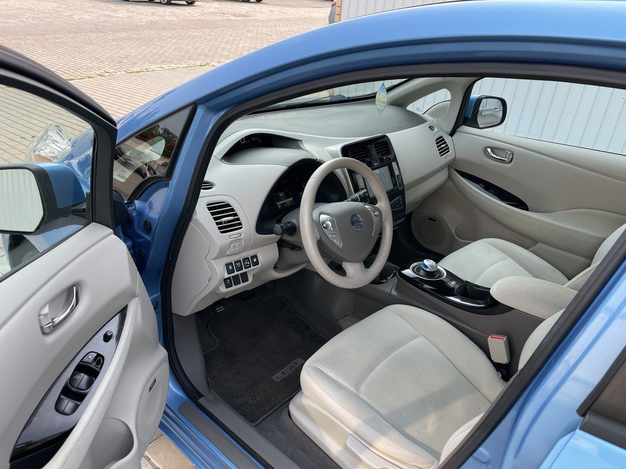 Продам Nissan Leaf