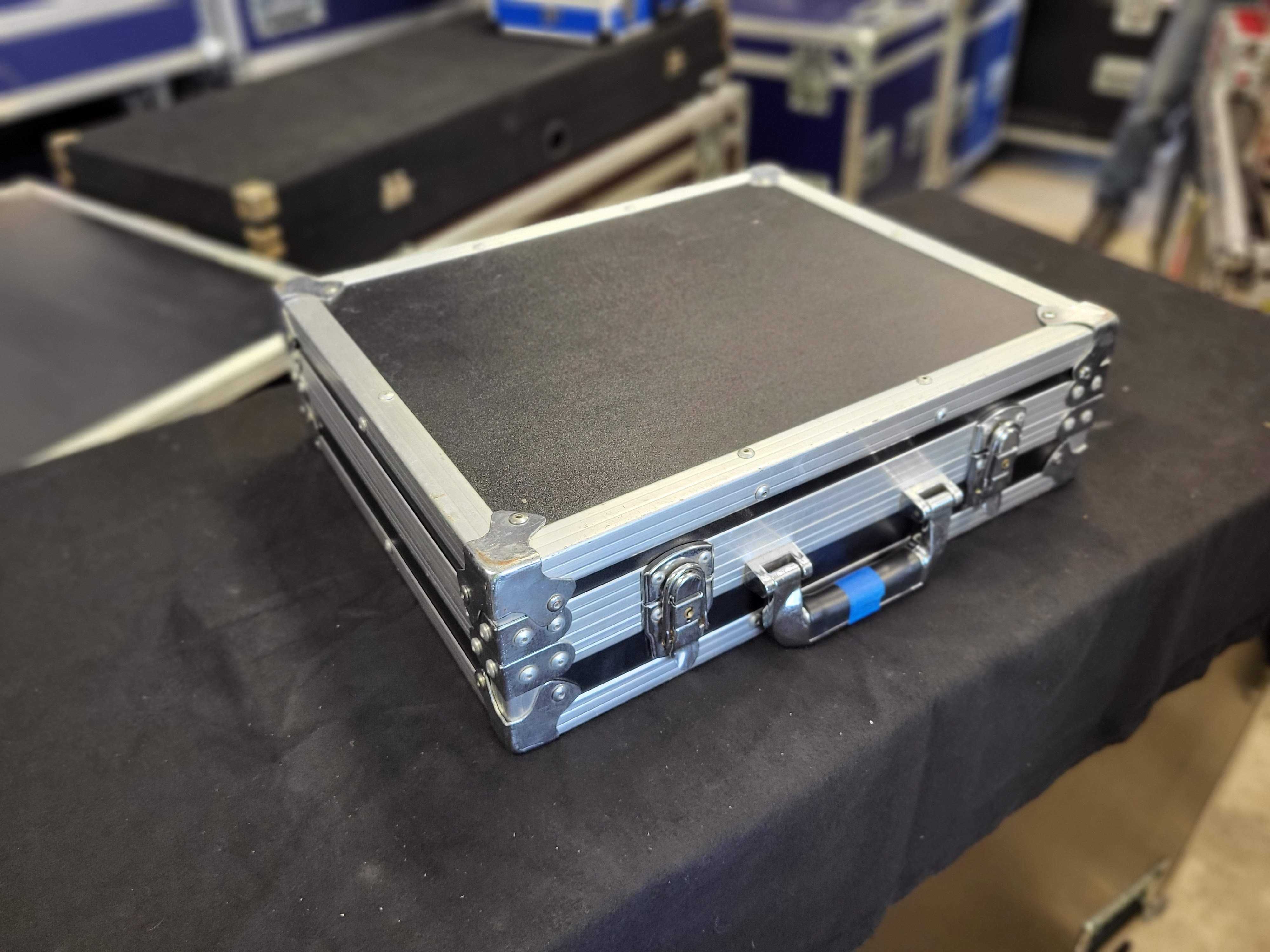 42x31x7 Walizka CASE  (dostępne 2 sztuki)