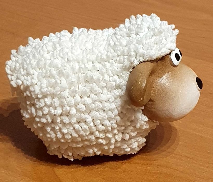 Uroczy baranek wielkanocny. Ozdoba wielkanocna. Baranek na Wielkanoc