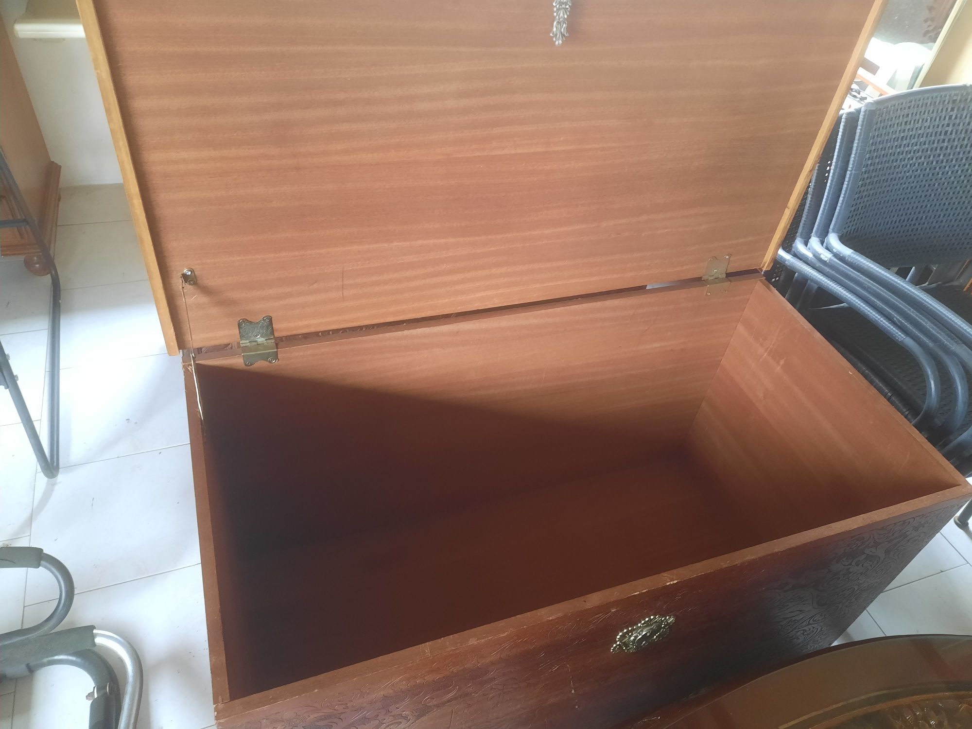 Arcas ou Baús rusticos. Com desenhos.