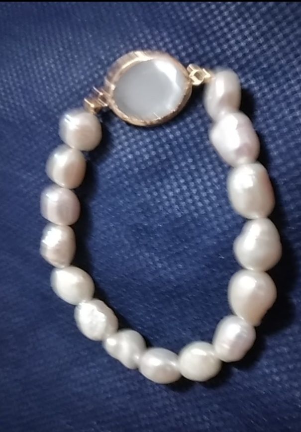 Pulseira com pérolas e prata dourada