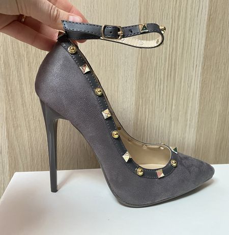 Sapatos Stilettos em cinzento com tachas (novos)