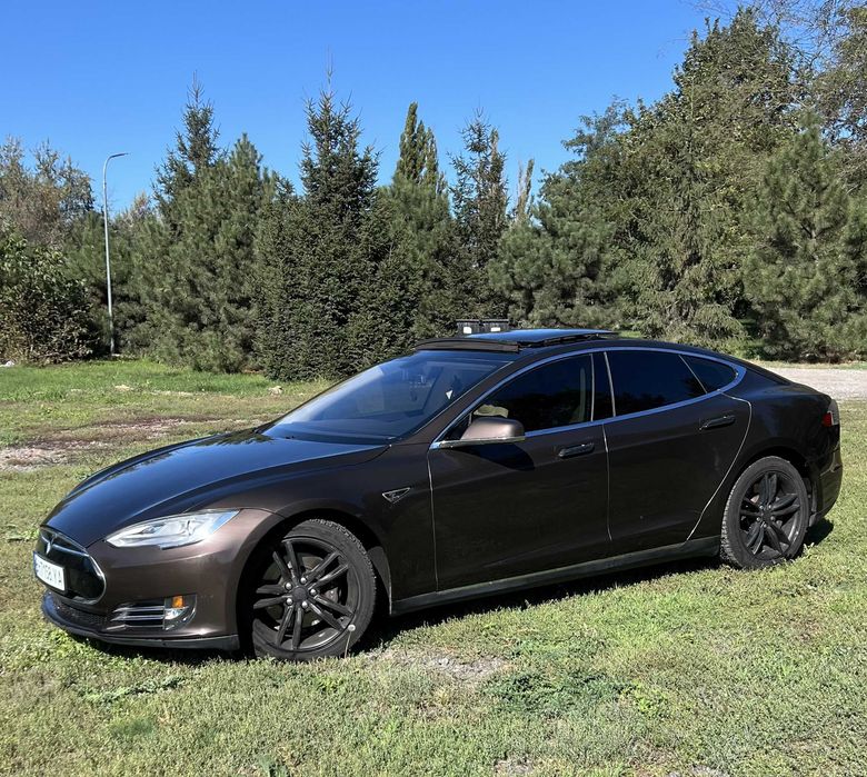 Tesla model S 60кВт 2013