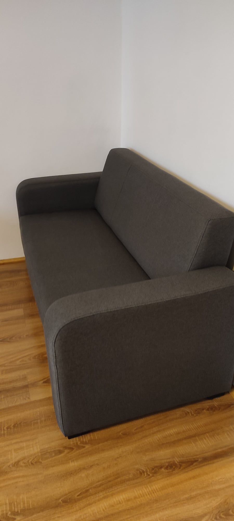Sofa rozkładana  widoczna na zdjęciu.