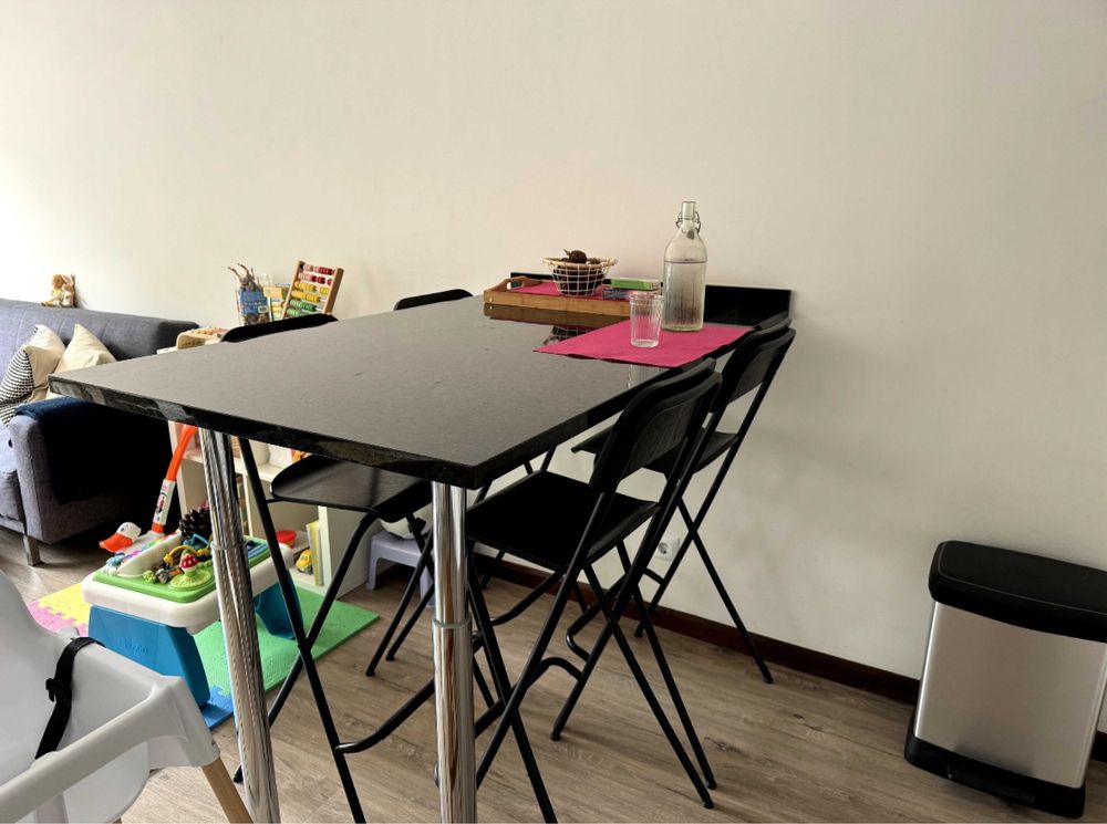 Mesa de pedra com pernas