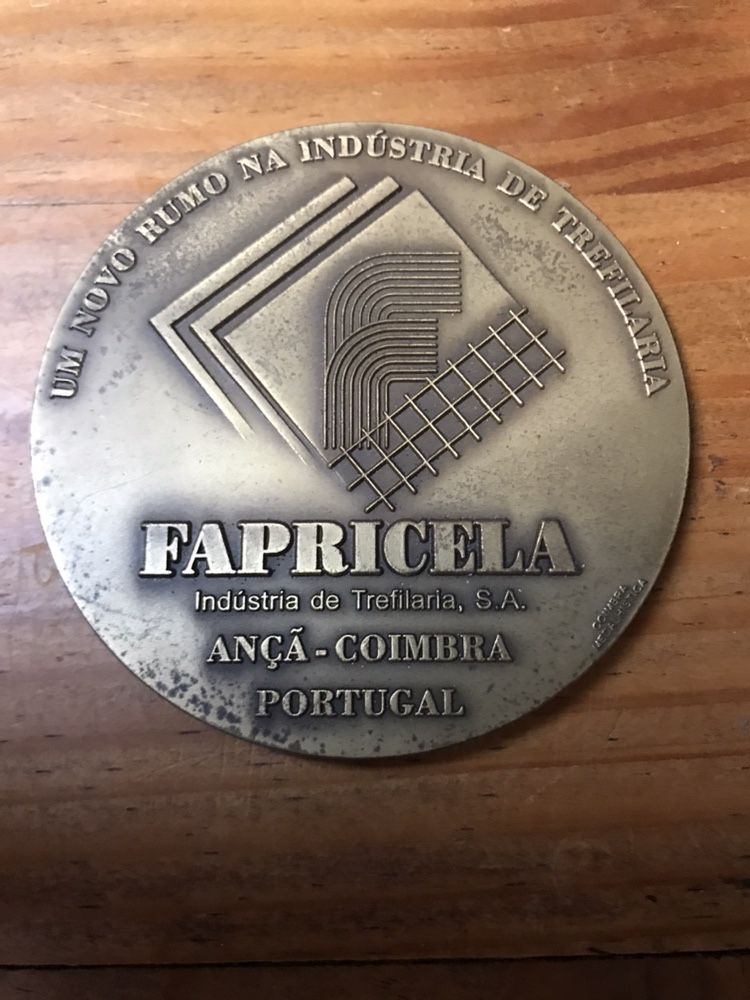 Medalha da empresa Fapricela, com 8 cm de diâmetro