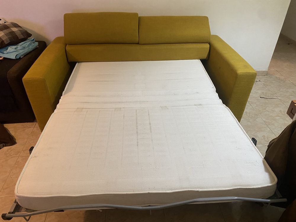 Sofa cama com algumas marcas de uso