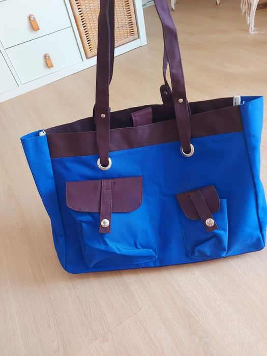 Bolsa azul e castanha