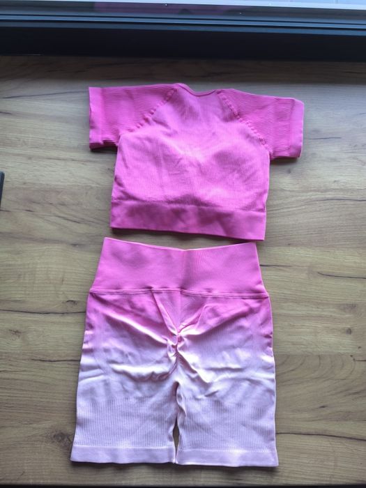 Komplet sportowy prążkowany S róż push up ombre wysoki stan