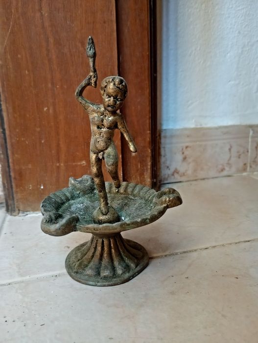 Cinzeiro Antigo com Estátua