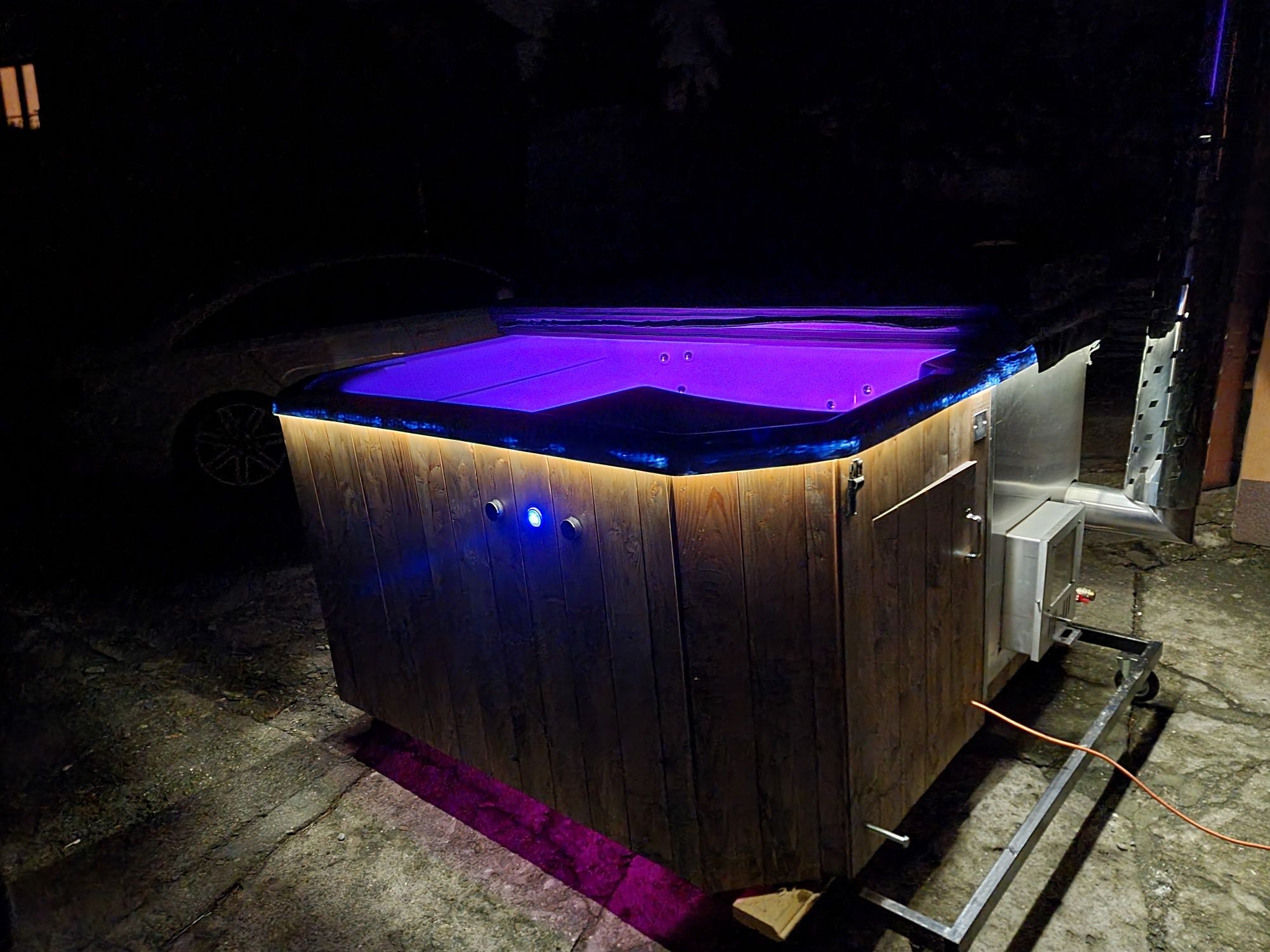 Jacuzzi kwadrat piec zintegrowany na drewno