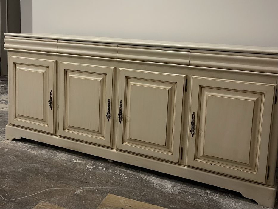 Móvel de madeira maciça lacado