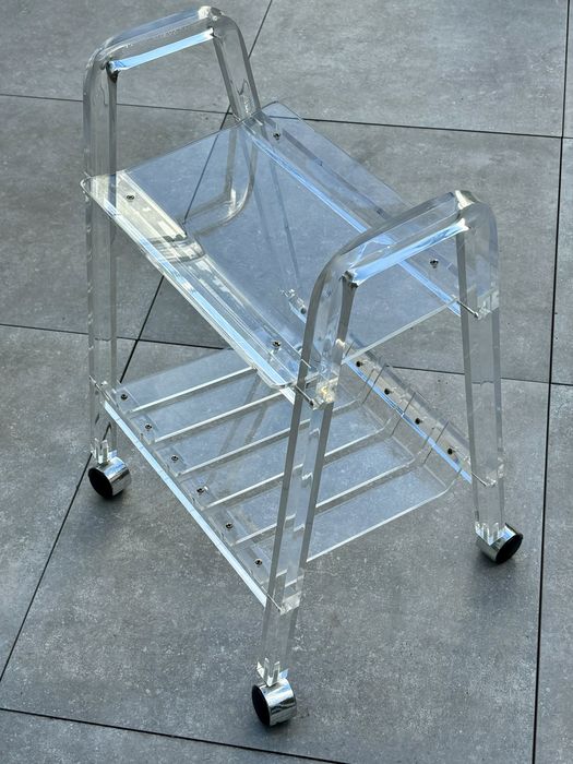 Designerski stolik pomocnik gazetnik Szkło alrylowe Plexi Włochy 1960