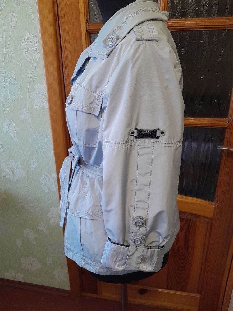 Легка жіноча куртка