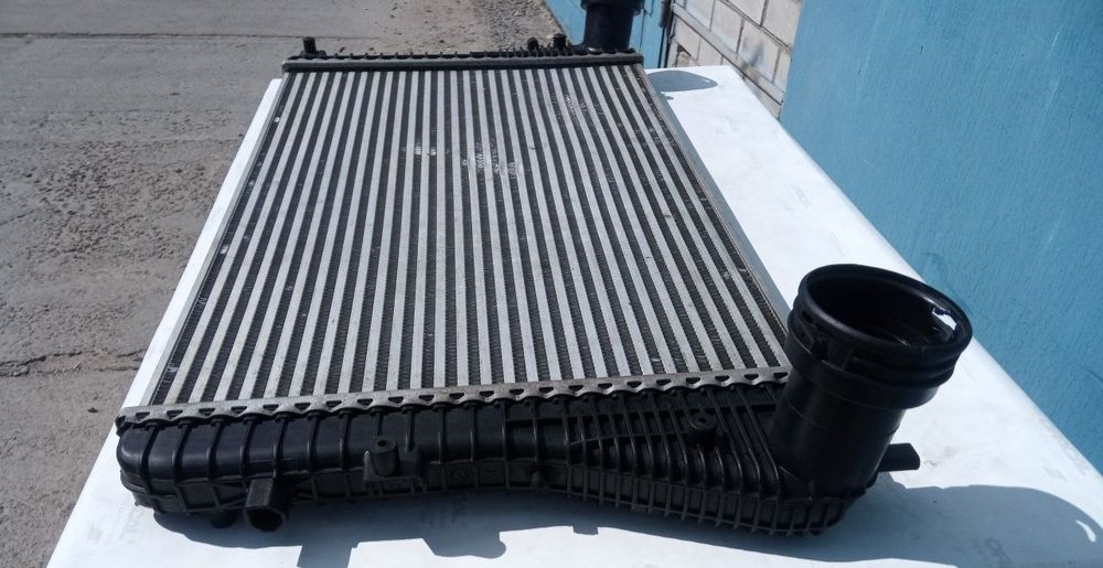 Радиатор интеркулер Volkswagen Тигуан Passat