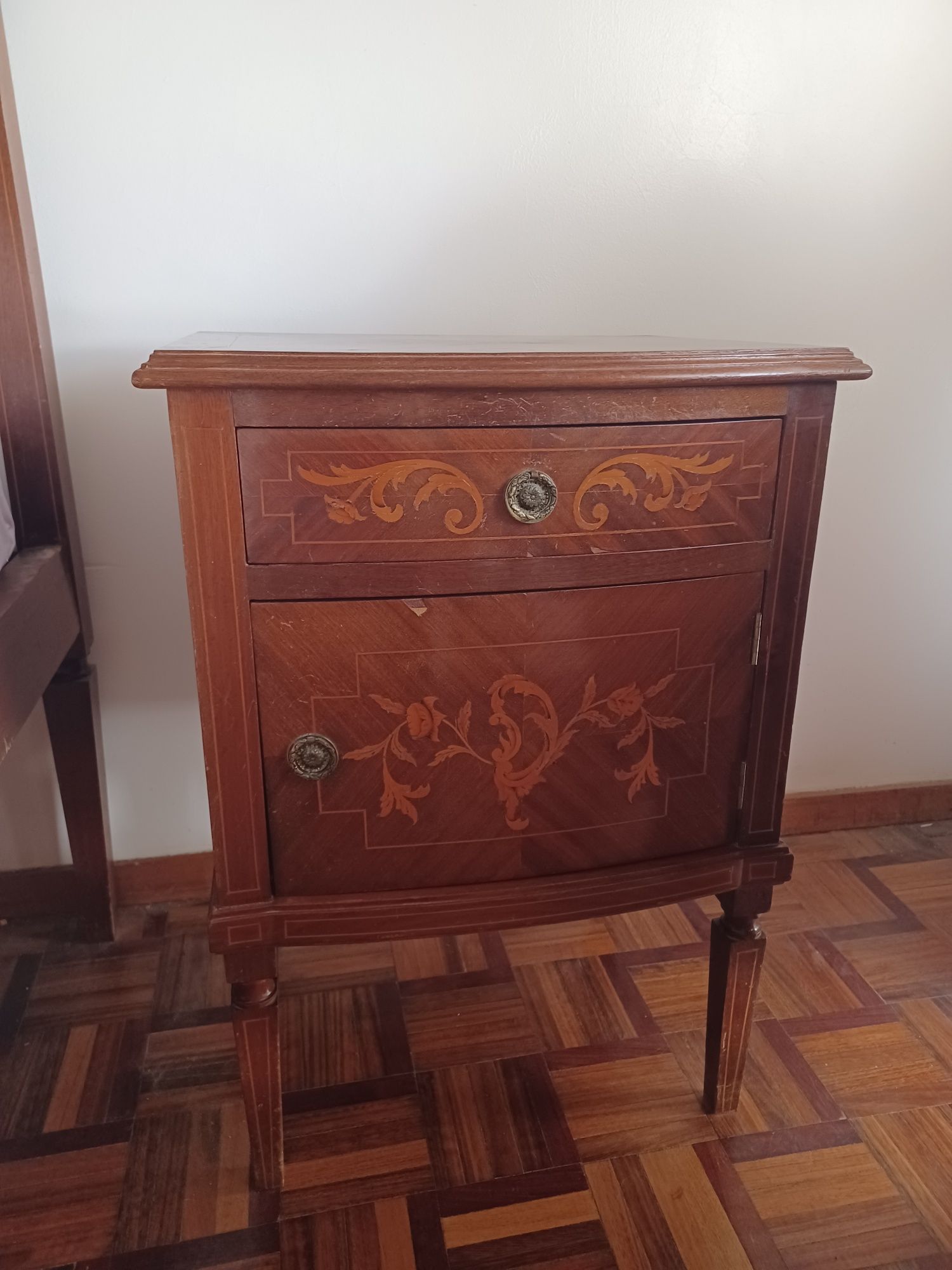 Mesas de Cabeceira estilo Dona Maria