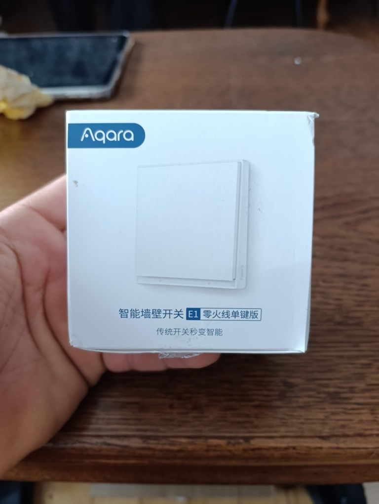 Aqara Smart Wall Switch E1 (pojedynczy, z przewodem neutralnym). 
Jest